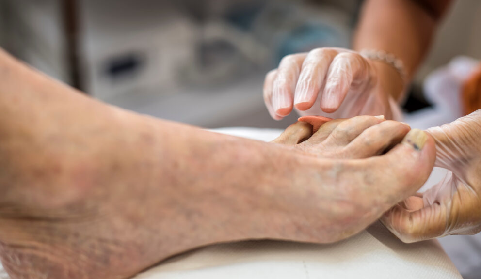 medico podologo cura piede paziente anziano